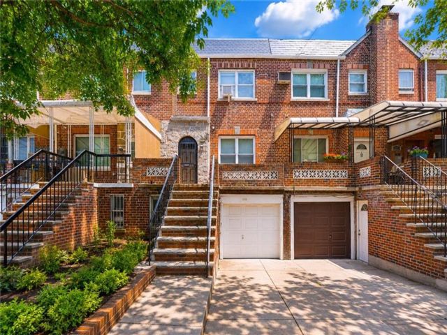  4 BR,  3.00 BTH &nbsp;Multi-family style home in Sheepshead Bay