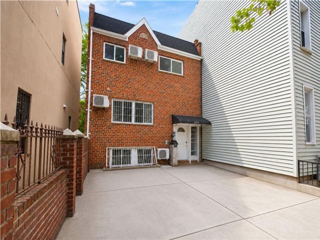  6 BR,  3.00 BTH &nbsp;Multi-family style home in Bay Ridge