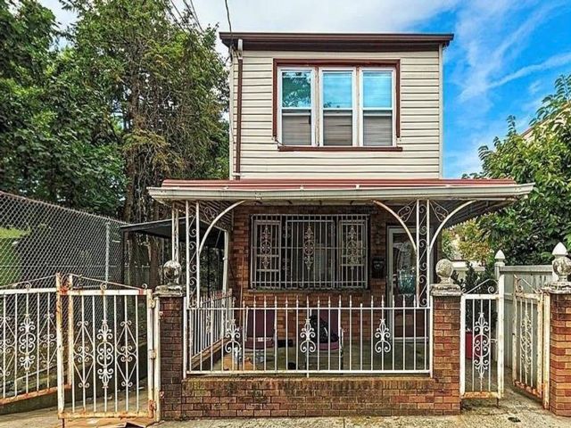 Studio,  2.00 BTH &nbsp;Multi-family style home in Canarsie