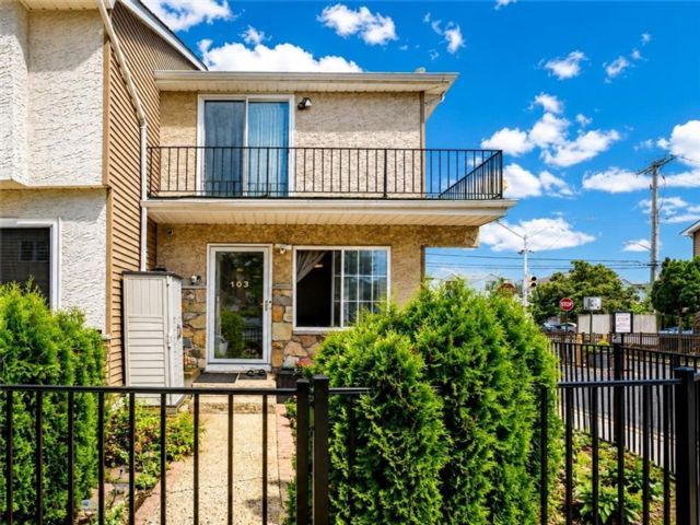  2 BR,  2.00 BTH &nbsp;Single family style home in Park Hill