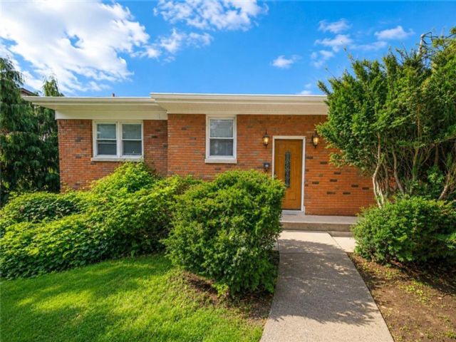  6 BR,  2.00 BTH &nbsp;Single family style home in Grymes Hill