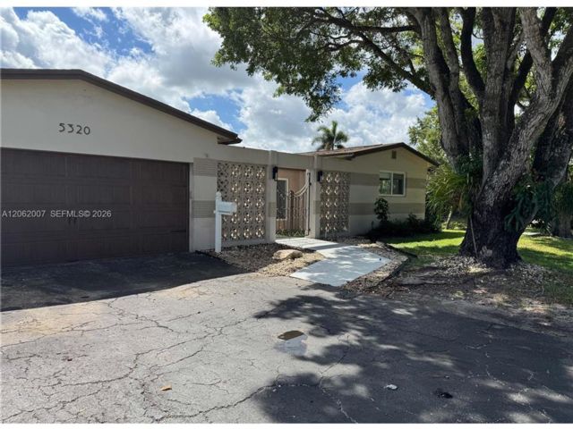  4 BR,  2.00 BTH &nbsp; style home in Cooper City