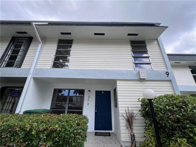  4 BR,  2.50 BTH &nbsp;Townhouse style home in Hollywood