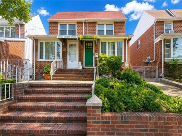  3 BR,  2.00 BTH &nbsp;Single family style home in Dyker Heights