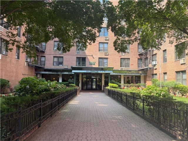 2 BR,  1.00 BTH &nbsp;Co-op style home in Sheepshead Bay