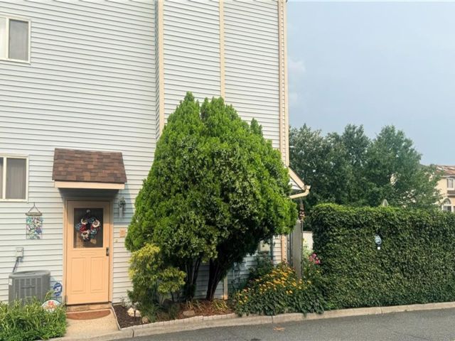  2 BR,  2.00 BTH &nbsp;Single family style home in Rossville