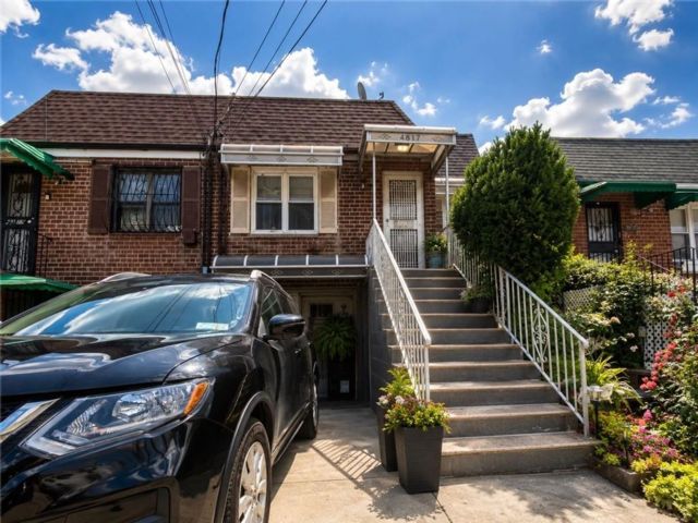  3 BR,  2.00 BTH &nbsp;Single family style home in Woodside