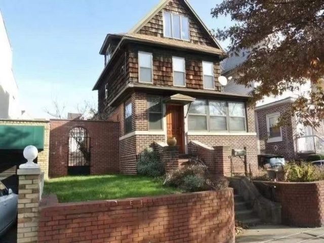  5 BR,  3.00 BTH &nbsp;Multi-family style home in Dyker Heights