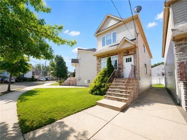  3 BR,  3.00 BTH &nbsp;Single family style home in Travis