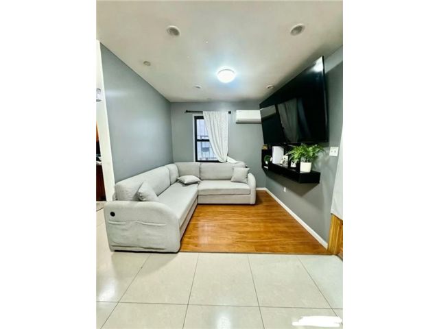 [PHOTO]
