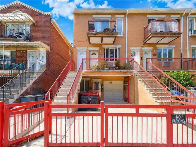  9 BR,  5.00 BTH &nbsp;Multi-family style home in Bath Beach
