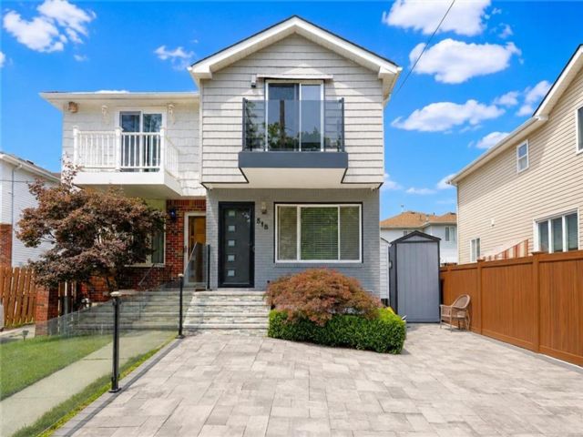  3 BR,  3.00 BTH &nbsp;Single family style home in Eltingville