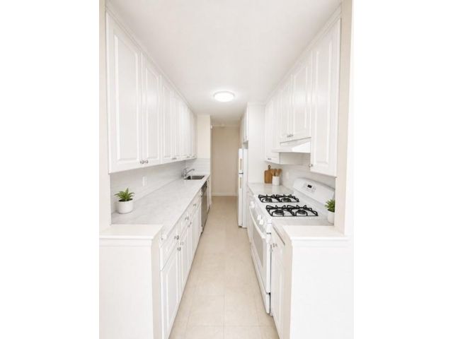  2 BR,  2.00 BTH &nbsp;Co-op style home in Gravesend