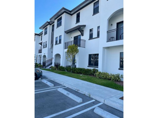  3 BR,  2.50 BTH &nbsp;Townhouse style home in Miami