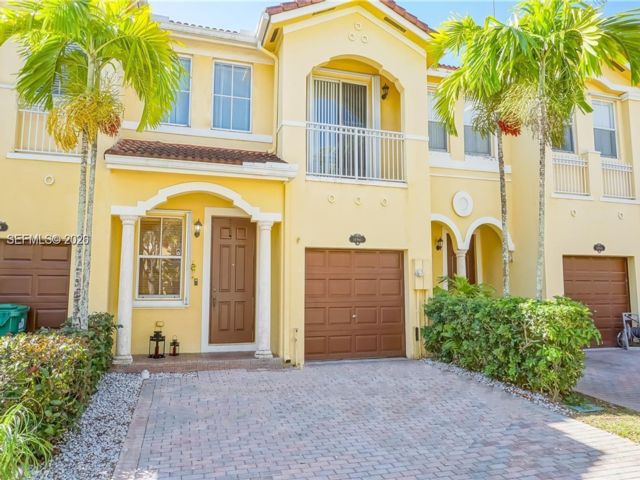  3 BR,  3.00 BTH &nbsp;Townhouse style home in Miami