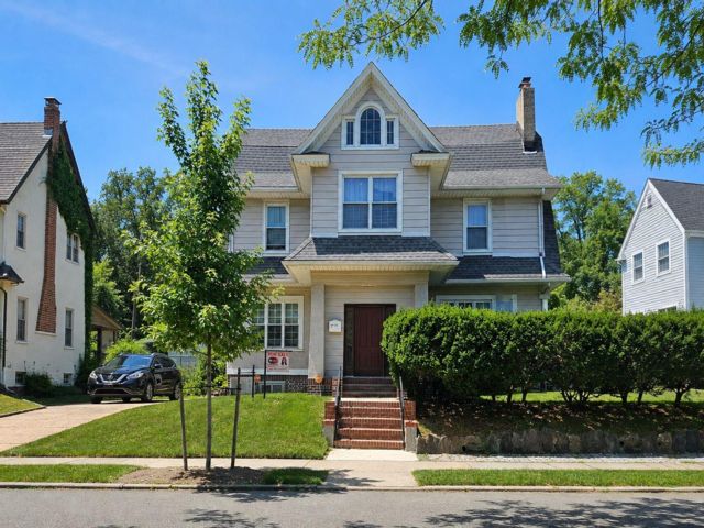  3 BR,  6.00 BTH &nbsp;Victorian style home in Saint Albans