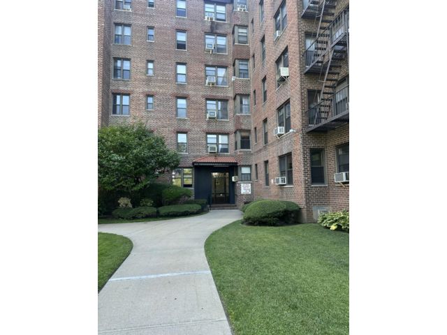  3 BR,  1.00 BTH &nbsp;Co-op style home in Marine Park
