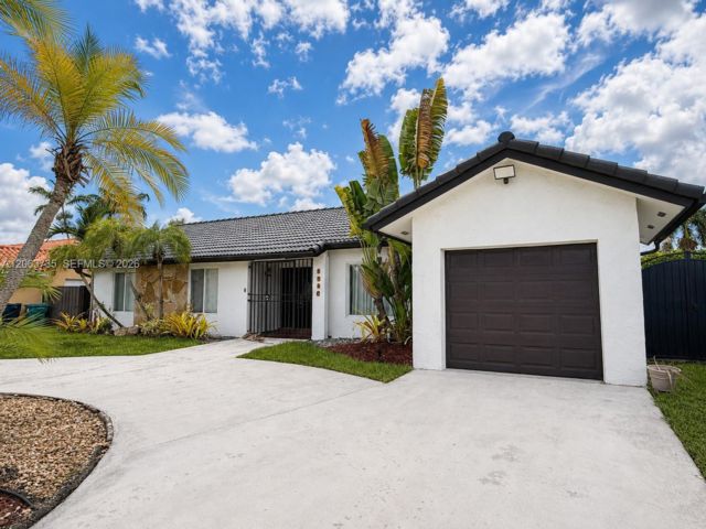  3 BR,  2.00 BTH &nbsp;Traditional style home in Miami