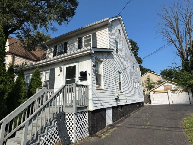  6 BR,  2.50 BTH &nbsp;Duplex style home in West Orange