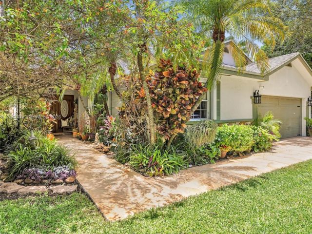  3 BR,  2.00 BTH &nbsp;Traditional style home in Miami