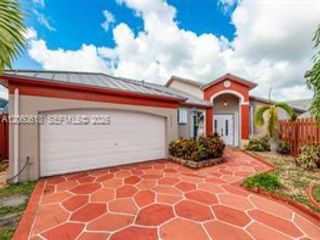  4 BR,  2.00 BTH &nbsp;Traditional style home in Miami