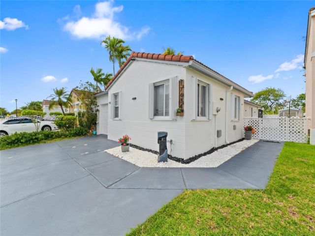  3 BR,  2.00 BTH &nbsp;Traditional style home in Miami