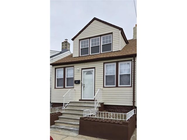  3 BR,  2.00 BTH &nbsp;Single family style home in Canarsie