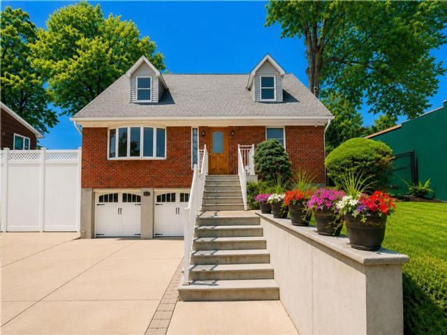  5 BR,  2.00 BTH &nbsp;Single family style home in Annadale