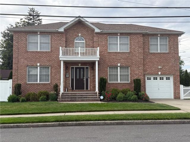  4 BR,  3.00 BTH &nbsp;Single family style home in Elmont