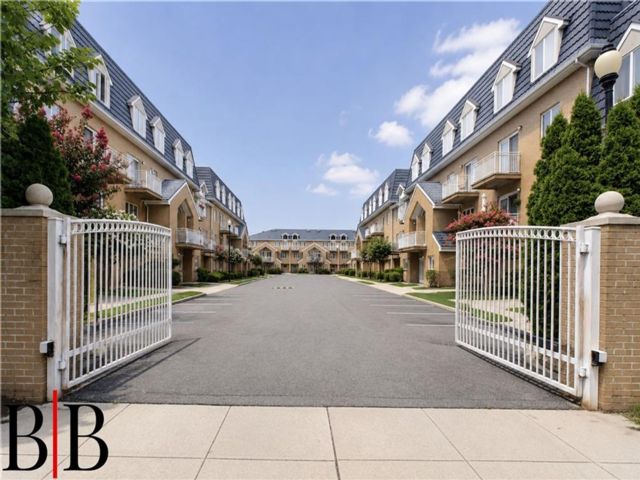  3 BR,  2.00 BTH &nbsp;Condominium style home in Bergen Beach