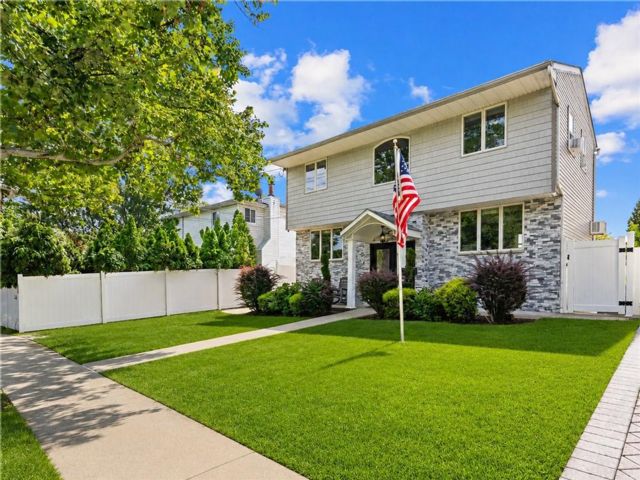  3 BR,  3.00 BTH &nbsp;Single family style home in Richmondtown