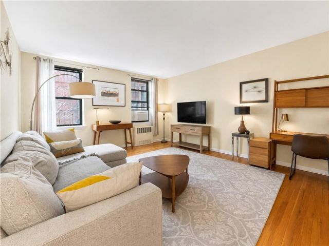  1 BR,  1.00 BTH &nbsp;Co-op style home in Bay Ridge