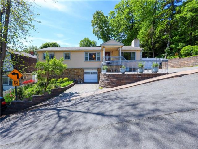  4 BR,  2.00 BTH &nbsp;Single family style home in Grymes Hill