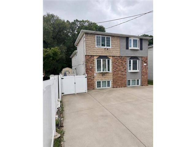  3 BR,  2.00 BTH &nbsp;Single family style home in Clove Lake