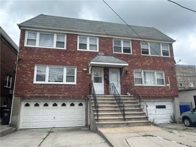  6 BR,  3.00 BTH &nbsp;Multi-family style home in Bayside