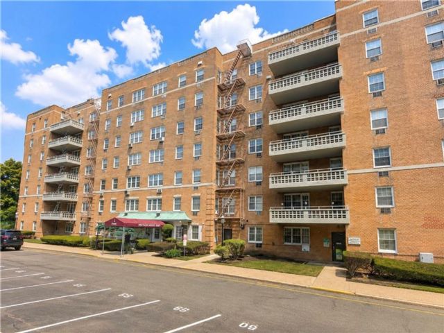  1 BR,  1.00 BTH &nbsp;Condominium style home in Howard Beach