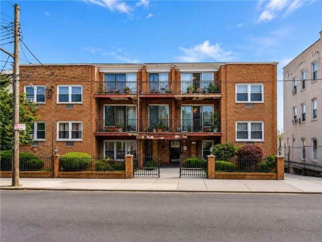  3 BR,  2.00 BTH &nbsp;Condominium style home in Dyker Heights