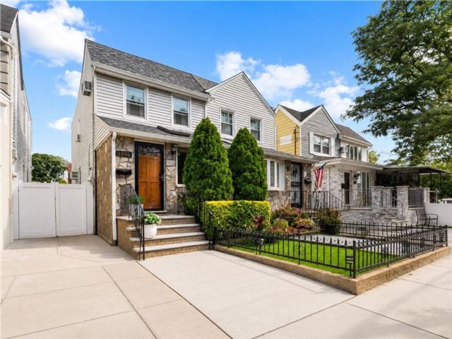  3 BR,  3.00 BTH &nbsp;Single family style home in Marine Park