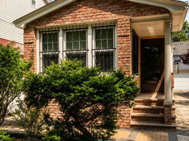  3 BR,  3.00 BTH &nbsp;Single family style home in Jamaica Hills