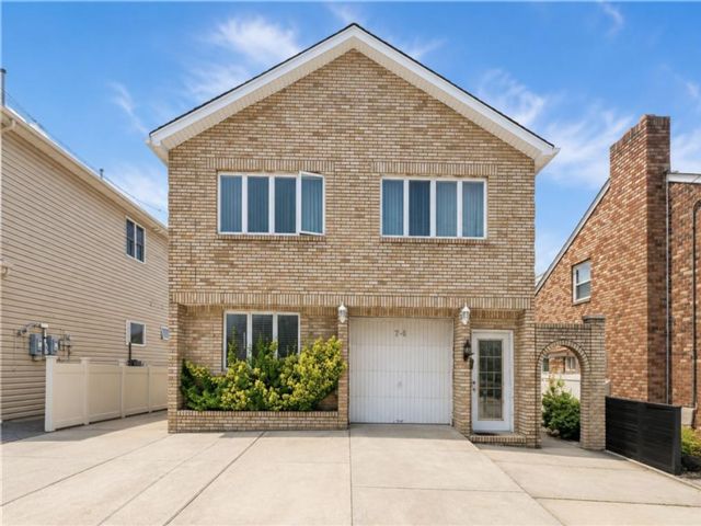 Studio,  3.00 BTH &nbsp;Multi-family style home in Willowbrook