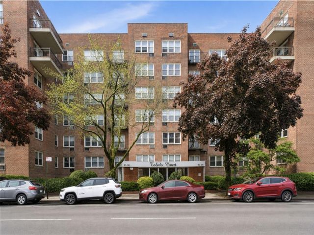  1 BR,  1.00 BTH &nbsp;Co-op style home in Elmhurst
