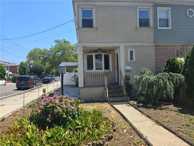  3 BR,  2.00 BTH &nbsp;Single family style home in Canarsie