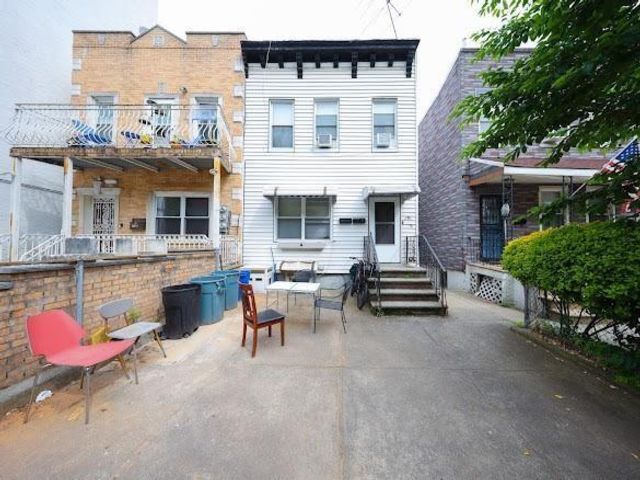  4 BR,  0.00 BTH &nbsp;Multi-family style home in Bay Ridge