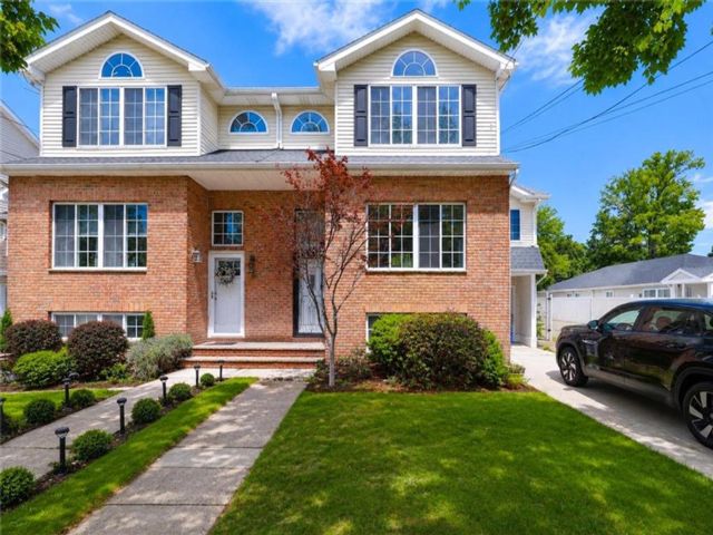  5 BR,  4.00 BTH &nbsp;Multi-family style home in Woodrow