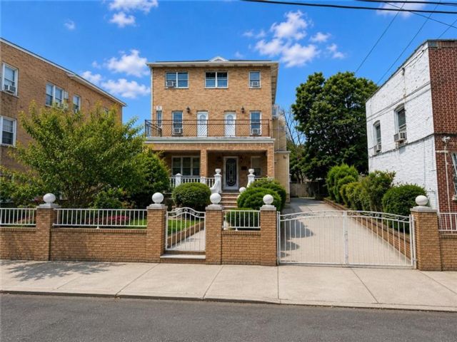 11 BR,  0.00 BTH &nbsp;Multi-family style home in Bensonhurst