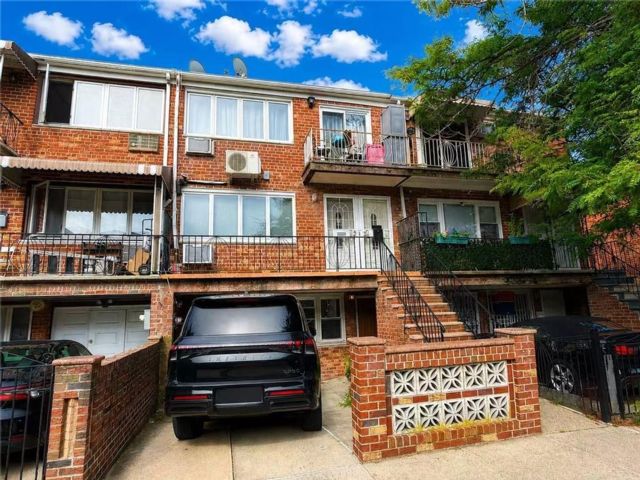  7 BR,  5.00 BTH &nbsp;Multi-family style home in Sheepshead Bay