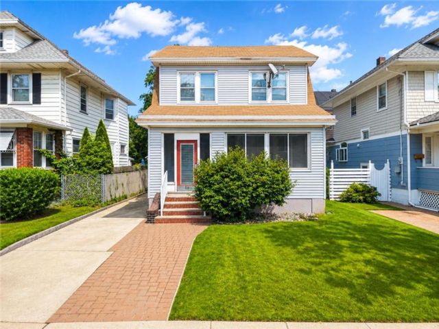  4 BR,  2.00 BTH &nbsp;Single family style home in West Brighton