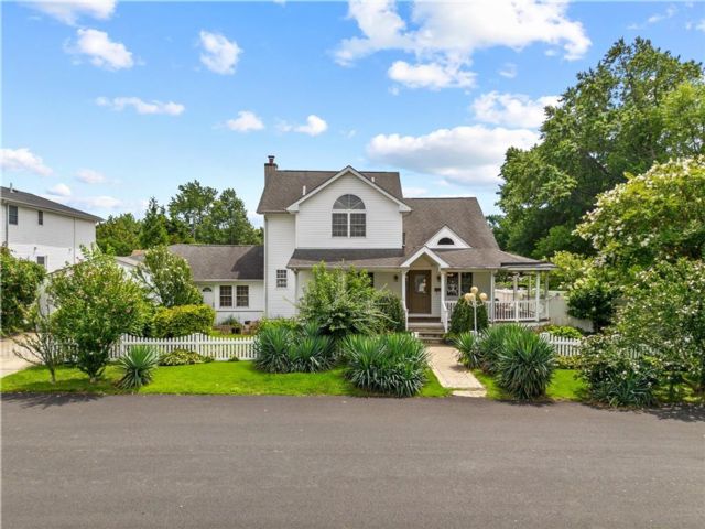  3 BR,  3.00 BTH &nbsp;Single family style home in Oakwood