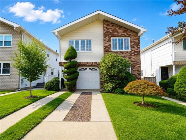  4 BR,  3.00 BTH &nbsp;Single family style home in West Brighton