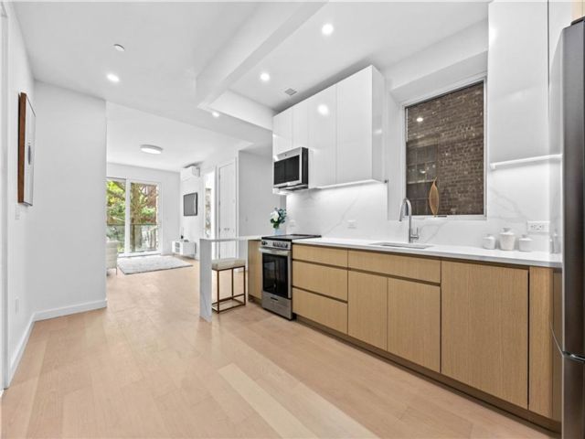  2 BR,  2.00 BTH &nbsp;Condominium style home in Midwood